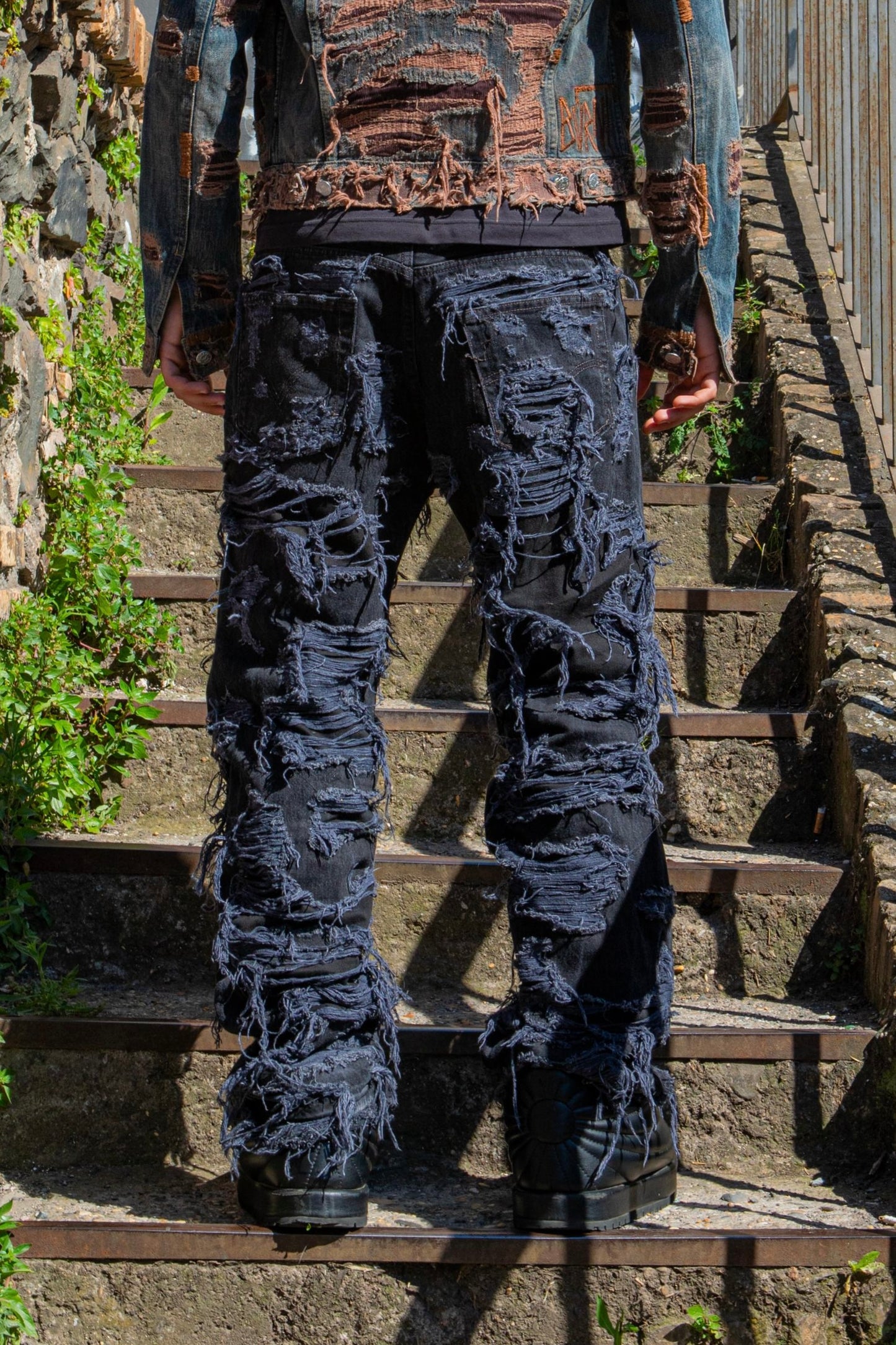 "BLACK HOLE" DISTRESSED JEANS